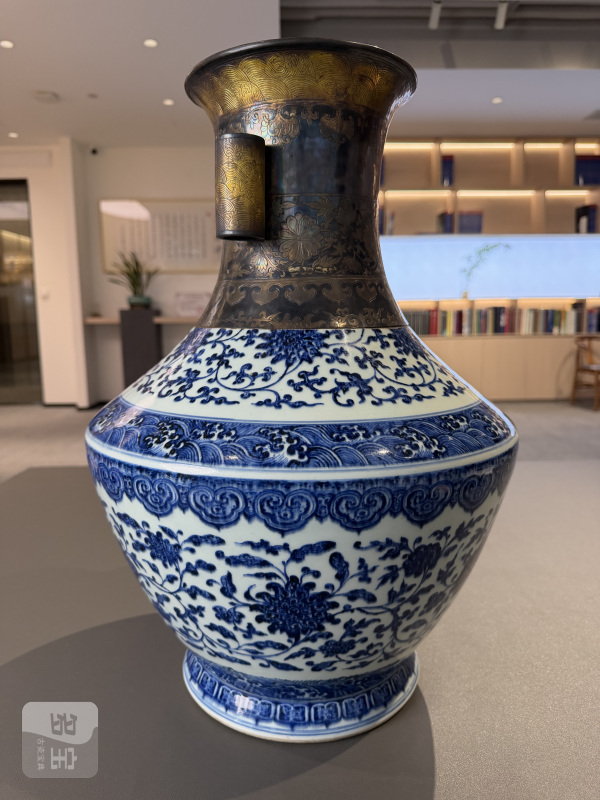 清雍正 青花缠枝莲纹贯耳尊 - 图5